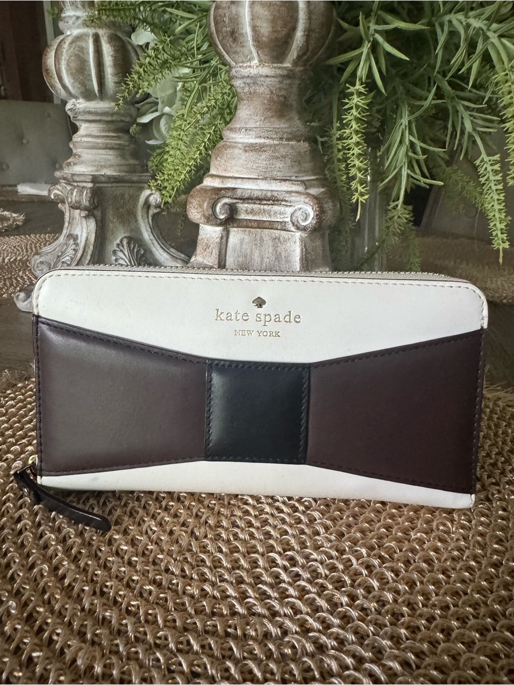 LIKE NEW - kate spade Cream Leather Wallet with Unique Bow Colorblock Zip Wallet